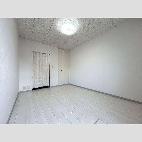 �y�����E���r���O�z�@