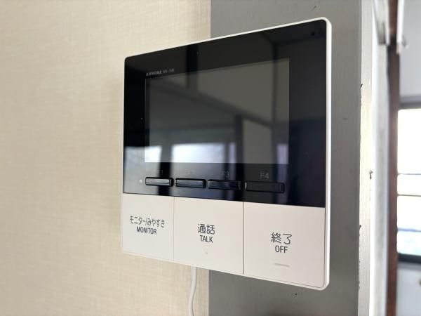 �y�Z�L�����e�B�z�@